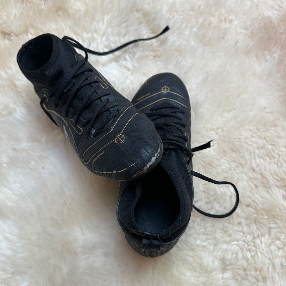 Nike Jr Superfly 8 Academy MG soccer cleats in black and gold - Picture 6 of 7